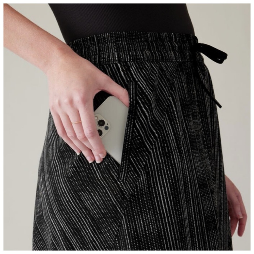 🖤NWTS-$100 ATHLETA Arrival Midi Skirt SIZE 14 Featherweight Stretch POCKETS! - Picture 4 of 7